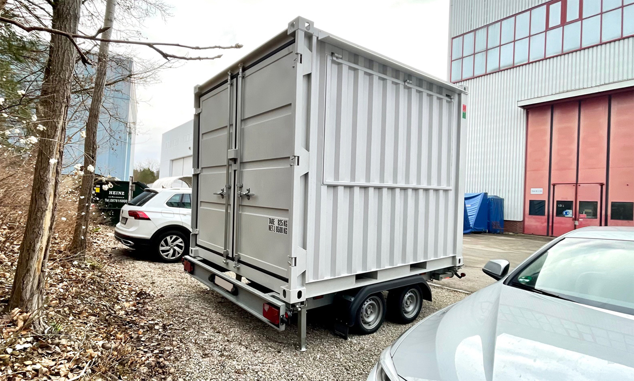 10-ft Containeranhänger mit Technikcontainer – Drohnenabwehr im Einsatz
