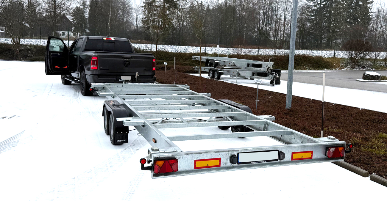20ft Containeranhänger im Einsatz am Flughafen Bayern – mobile Technikcontainer zur Luftraumüberwachung