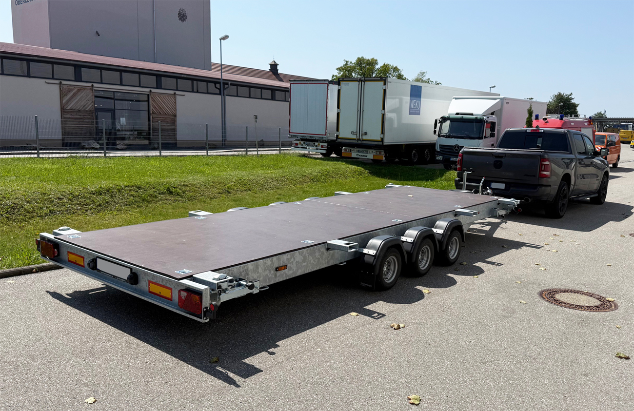 20 Fuß Containeranhänger mit geschlossener Bodenplatte und verstellbaren Twistlocks im Raum München