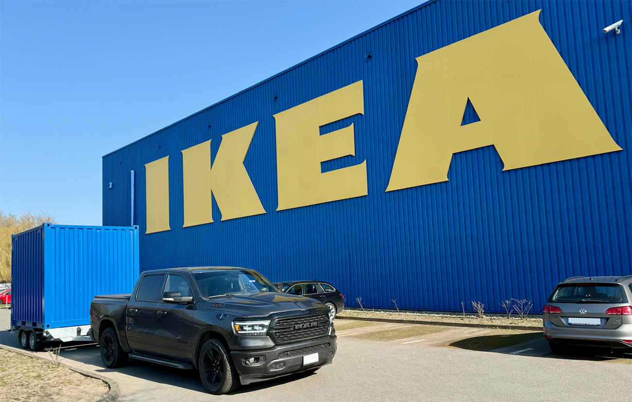 10ft Container auf speziellem Anhänger vor einem IKEA Markt als mobiler Showroom